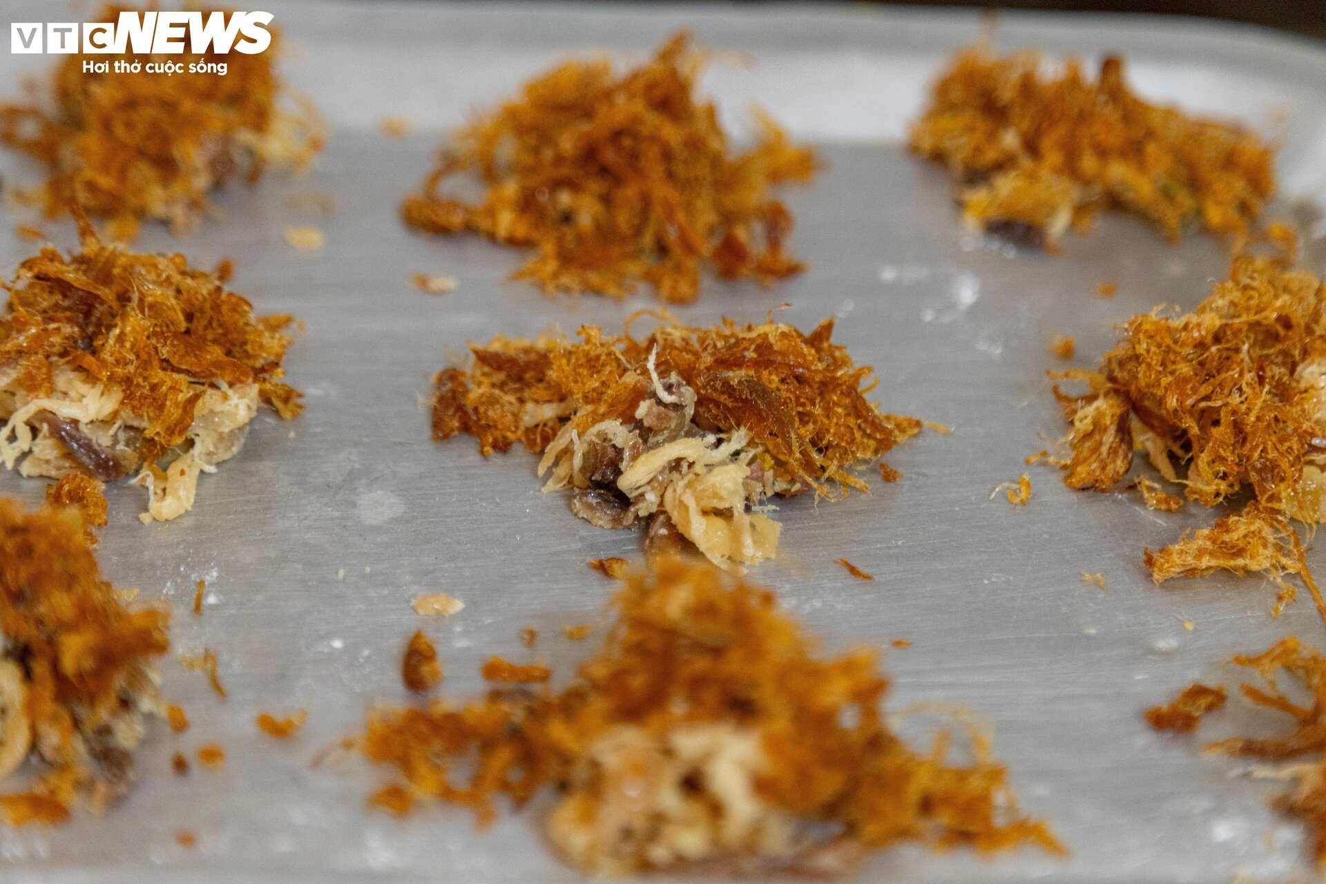 Khách ưa chuộng bánh trung thu truyền thống, các lò sản xuất thâu đêm - Ảnh 5