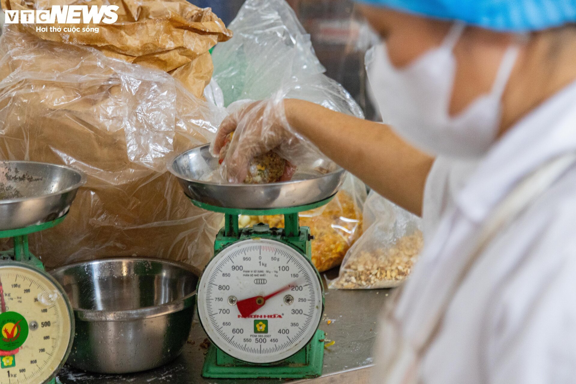 Khách ưa chuộng bánh trung thu truyền thống, các lò sản xuất thâu đêm - Ảnh 10