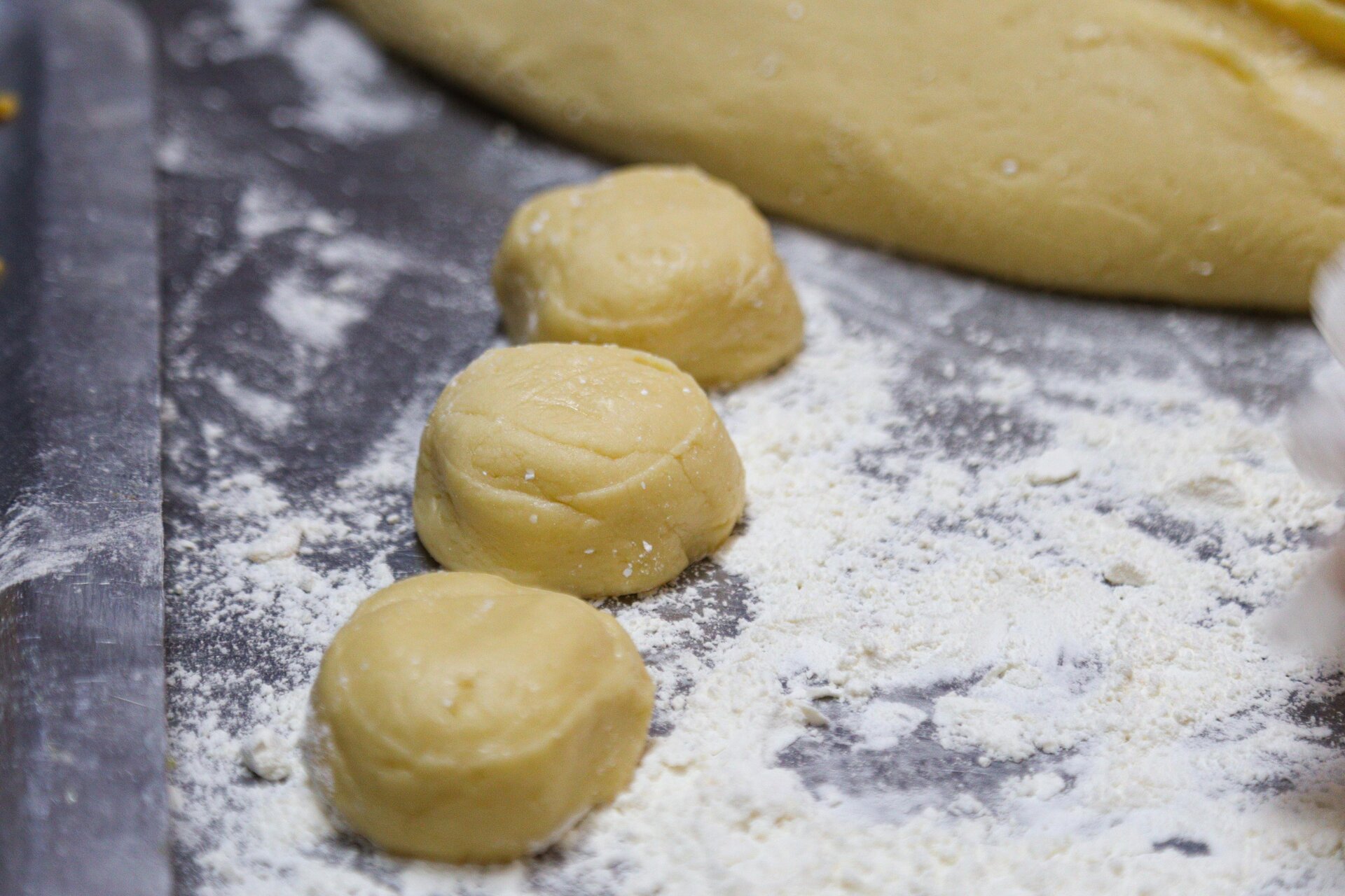 Khách ưa chuộng bánh trung thu truyền thống, các lò sản xuất thâu đêm - Ảnh 11