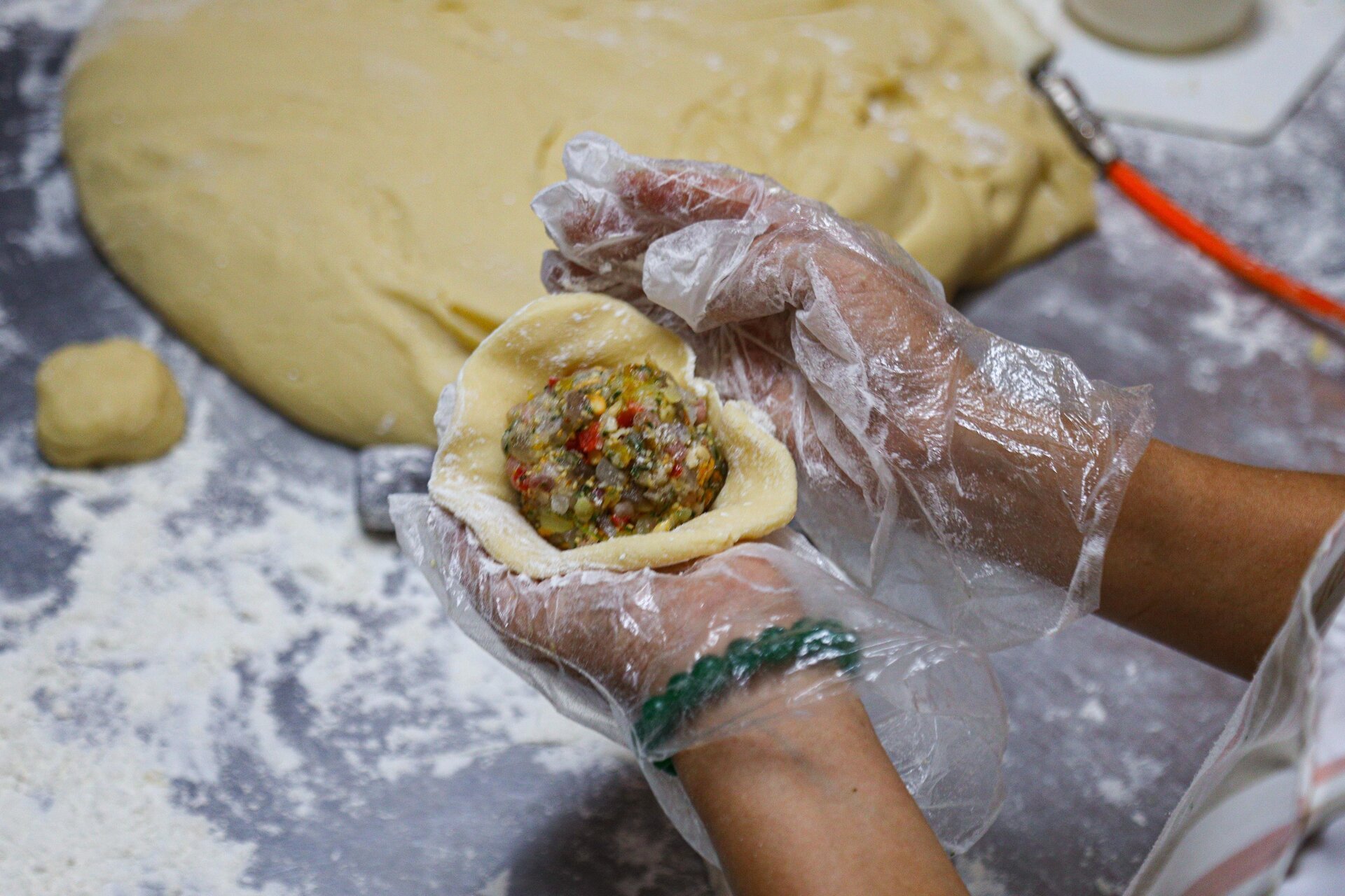 Khách ưa chuộng bánh trung thu truyền thống, các lò sản xuất thâu đêm - Ảnh 13