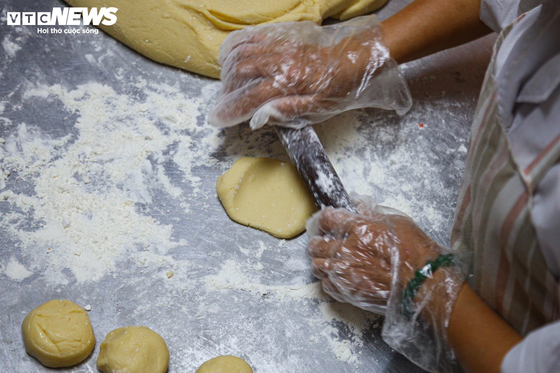 Khách ưa chuộng bánh trung thu truyền thống, các lò sản xuất thâu đêm - Ảnh 12