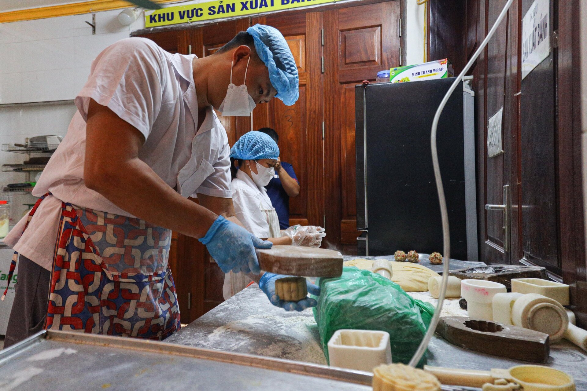 Khách ưa chuộng bánh trung thu truyền thống, các lò sản xuất thâu đêm - Ảnh 14