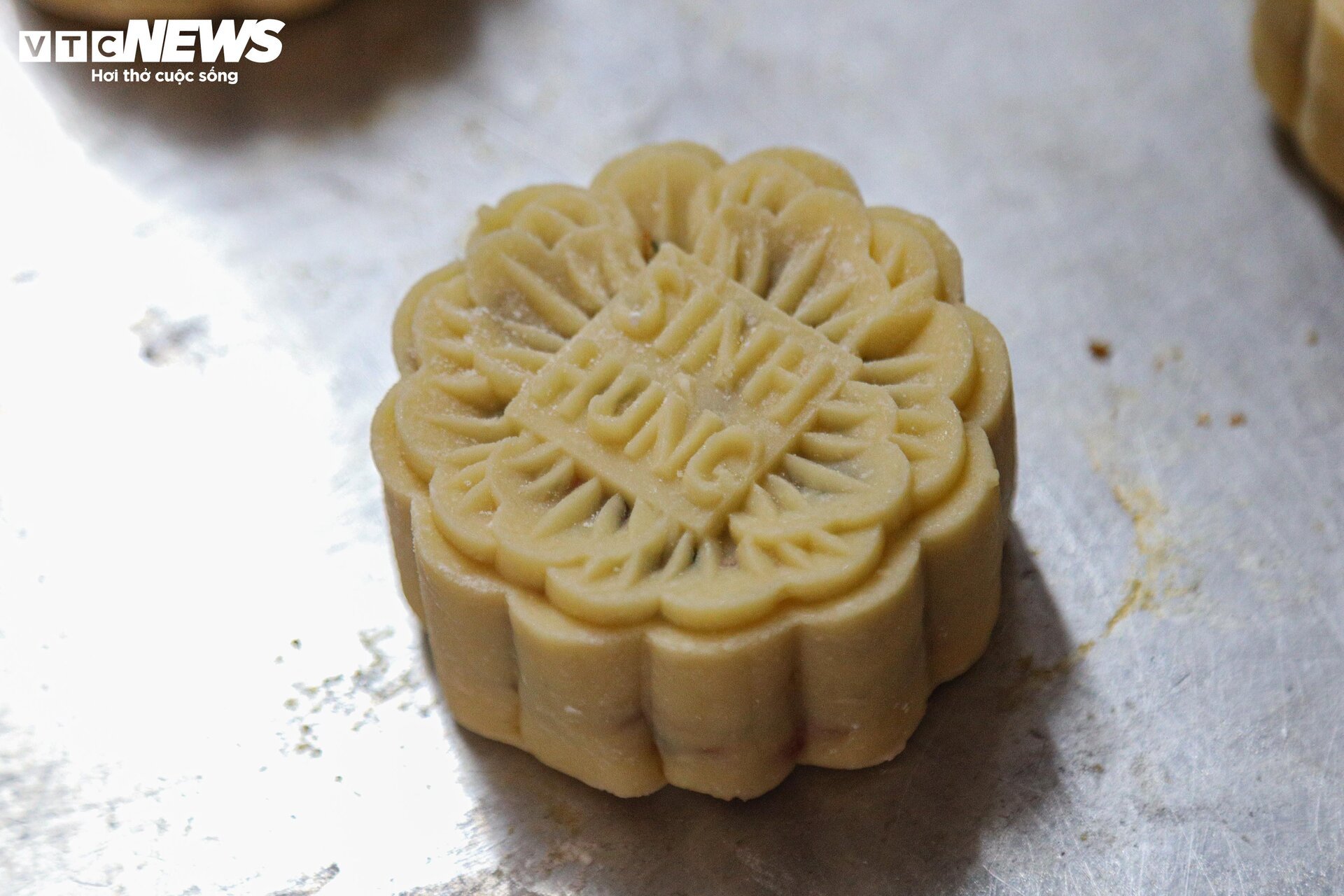 Khách ưa chuộng bánh trung thu truyền thống, các lò sản xuất thâu đêm - Ảnh 15