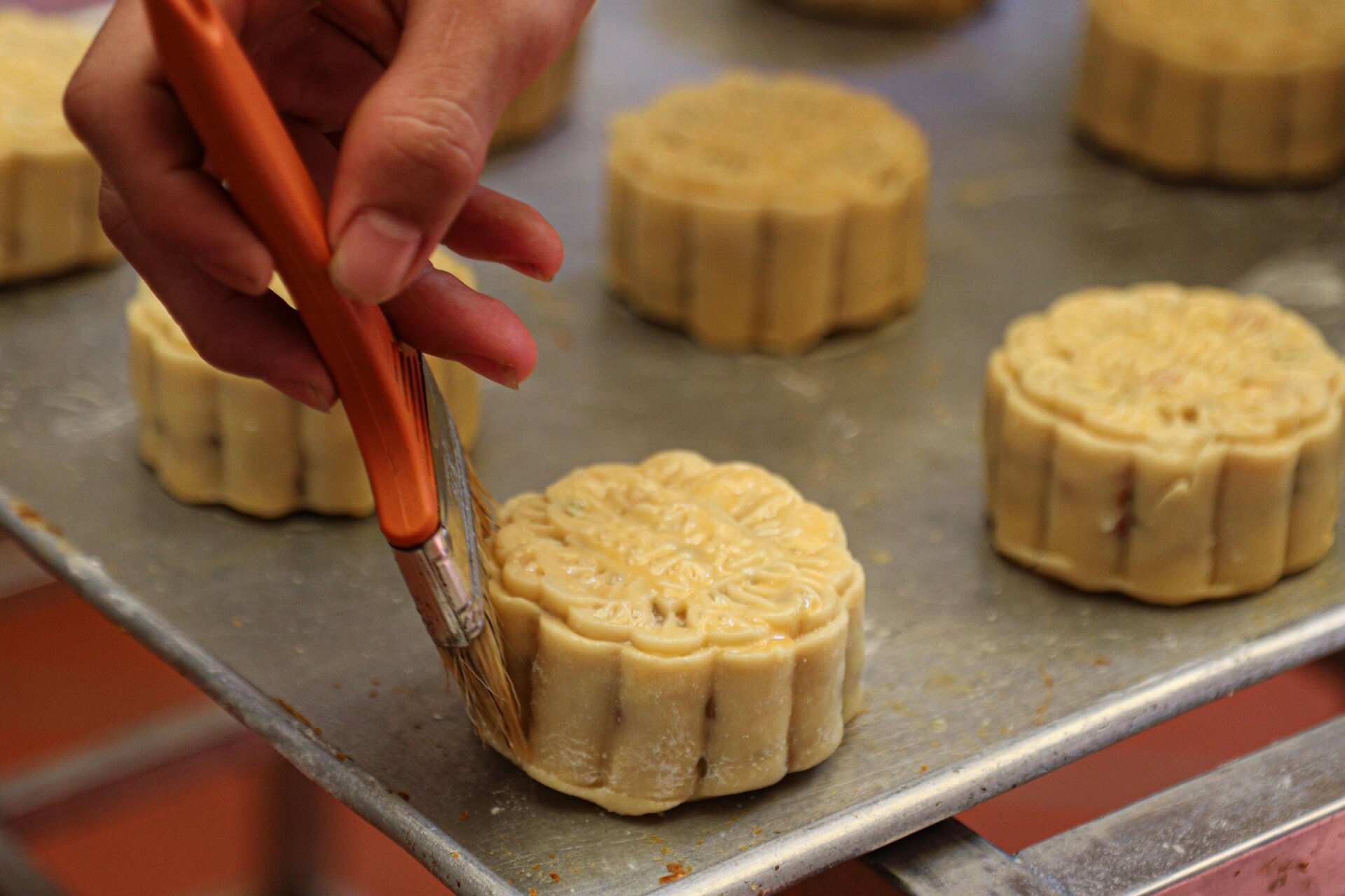 Khách ưa chuộng bánh trung thu truyền thống, các lò sản xuất thâu đêm - Ảnh 16