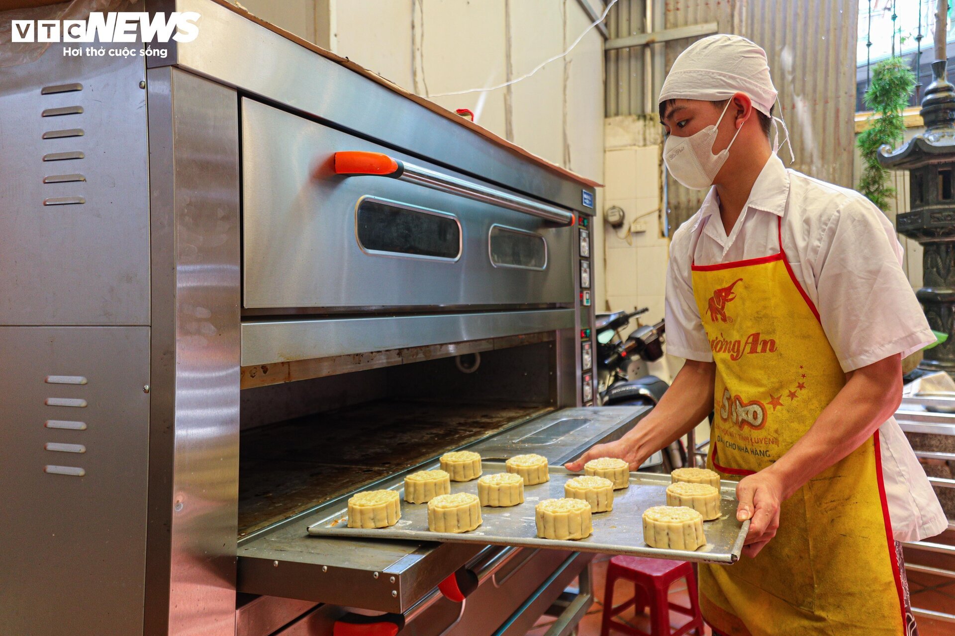 Khách ưa chuộng bánh trung thu truyền thống, các lò sản xuất thâu đêm - Ảnh 17