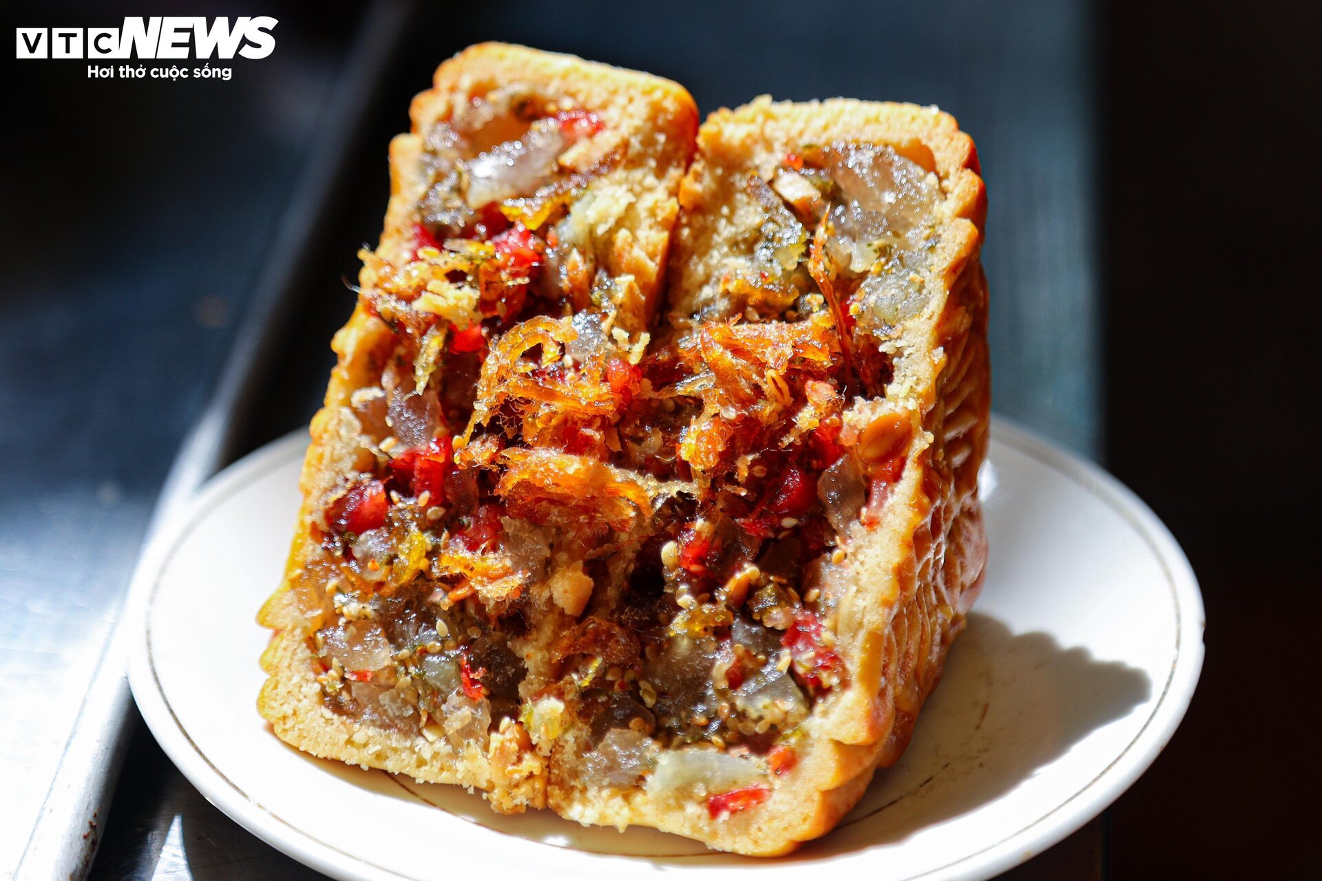 Khách ưa chuộng bánh trung thu truyền thống, các lò sản xuất thâu đêm - Ảnh 21