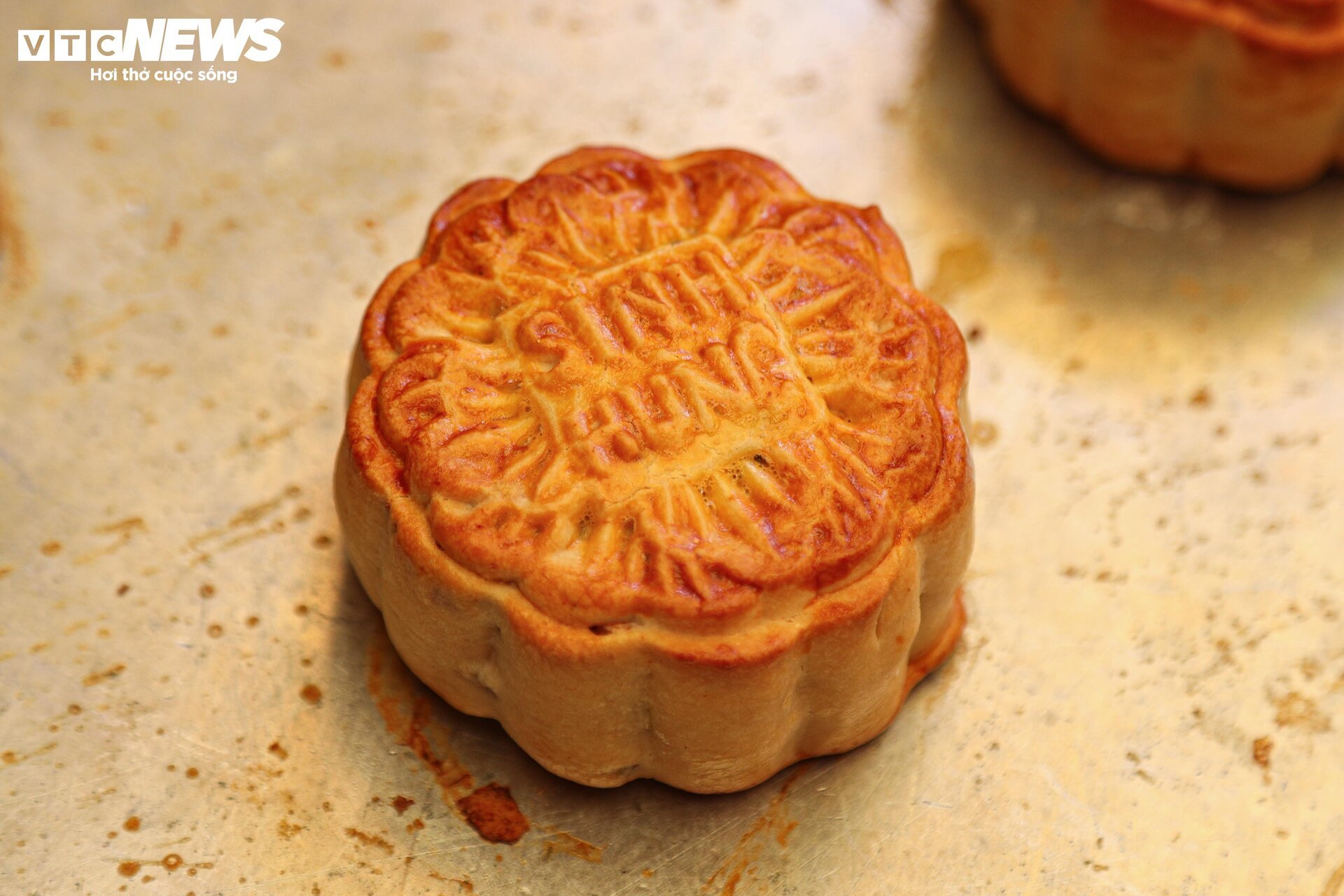 Khách ưa chuộng bánh trung thu truyền thống, các lò sản xuất thâu đêm - Ảnh 18