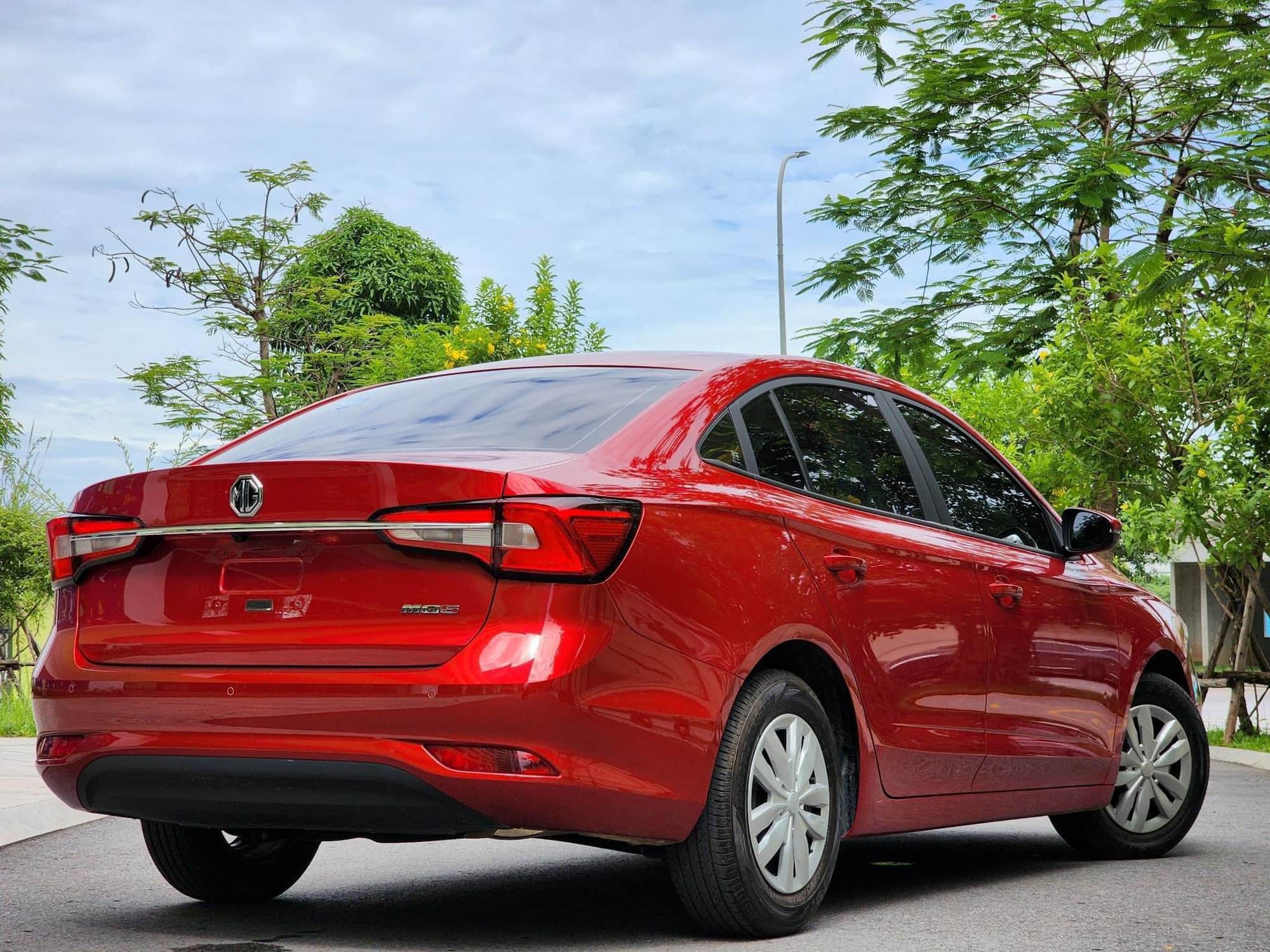 MG5 giảm giá kỷ lục còn 315 triệu tại đại lý: Rẻ hơn cả i10 bản ‘base’, chỉ còn 1 bản, hợp dân chạy dịch vụ - Ảnh 2