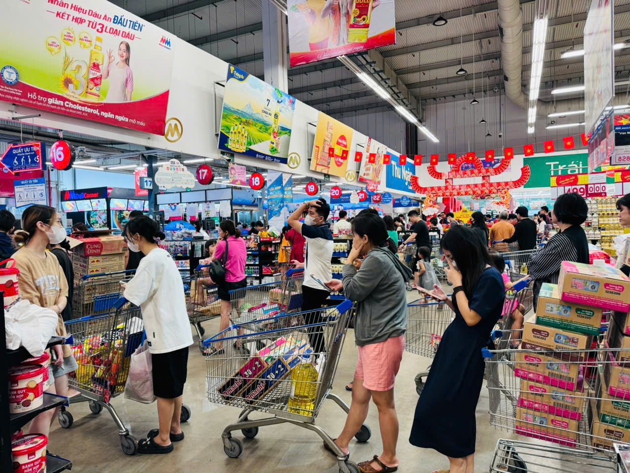 Mì tôm, đèn pin, cồn khô… sốt hàng ở Hà Nội và miền Bắc - Ảnh 1