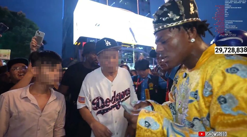 Dân mạng vẫn không ngừng bức xúc vì streamer nổi tiếng IshowSpeed bị “hét giá” 2,5 triệu đồng thuê xe thăng bằng tại phố đi bộ - Ảnh 1