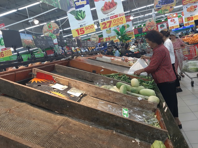 Người dân lại ùn ùn mua thực phẩm tích trữ, Bộ Công Thương khuyến cáo - Ảnh 1