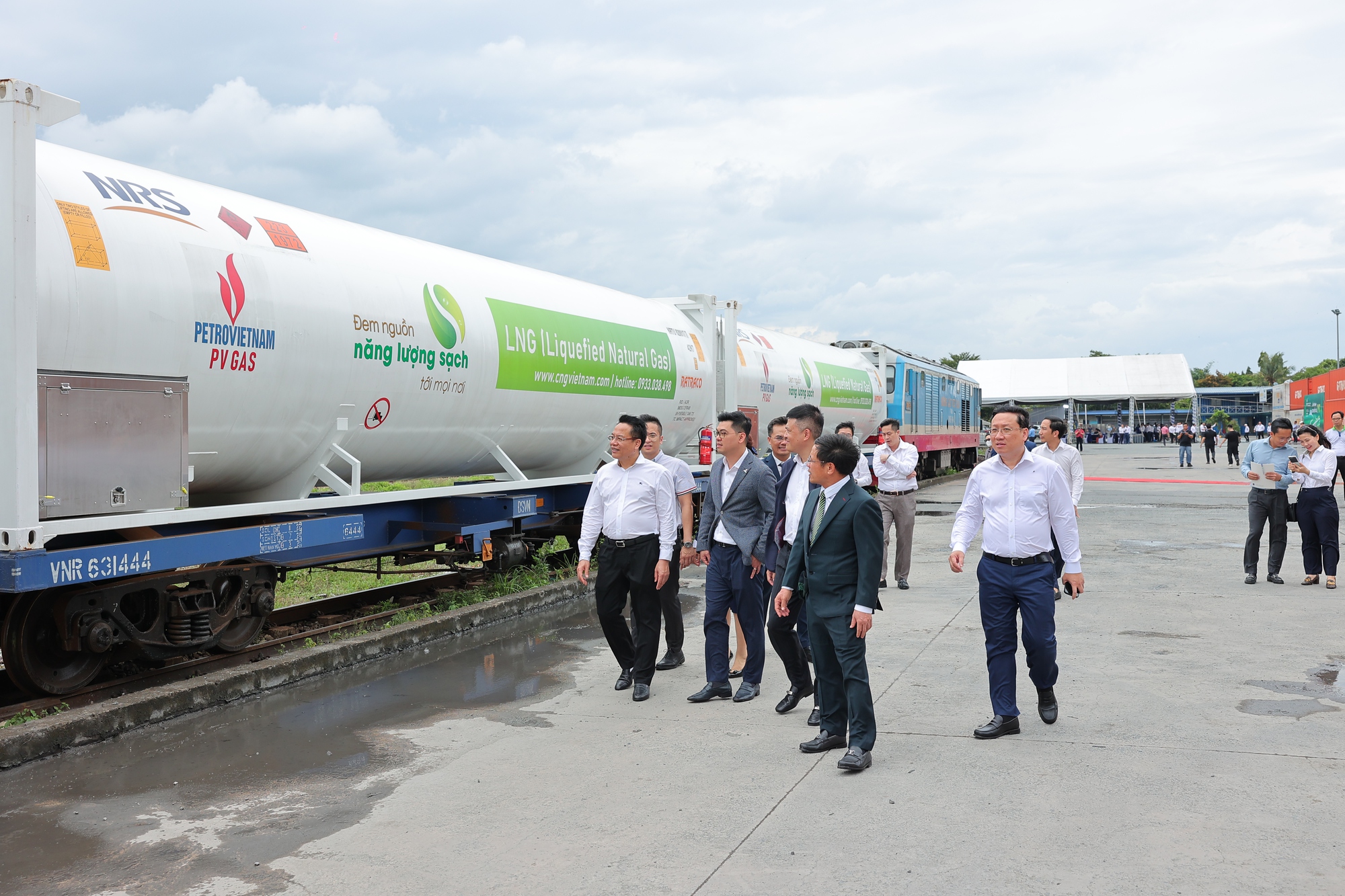 Chuyến tàu chở LNG đầu tiên từ Nam ra Bắc bằng đường sắt - Ảnh 1