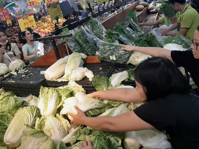 Người dân lại ùn ùn mua thực phẩm tích trữ, Bộ Công Thương khuyến cáo - Ảnh 4