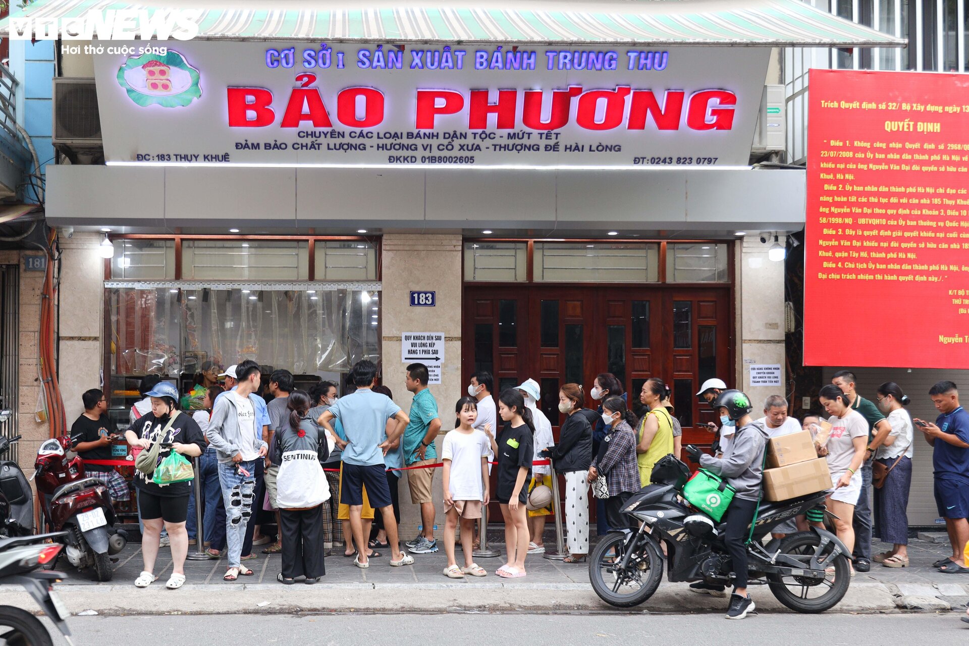 Khách nườm nượp xếp hàng chờ mua bánh trung thu truyền thống ở Hà Nội - Ảnh 1