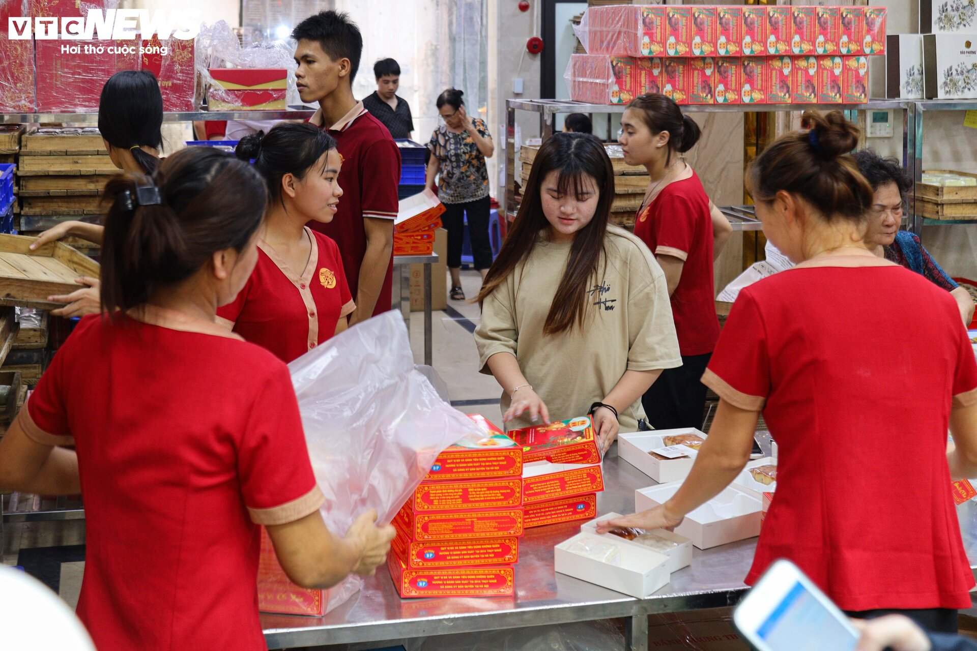 Khách nườm nượp xếp hàng chờ mua bánh trung thu truyền thống ở Hà Nội - Ảnh 11