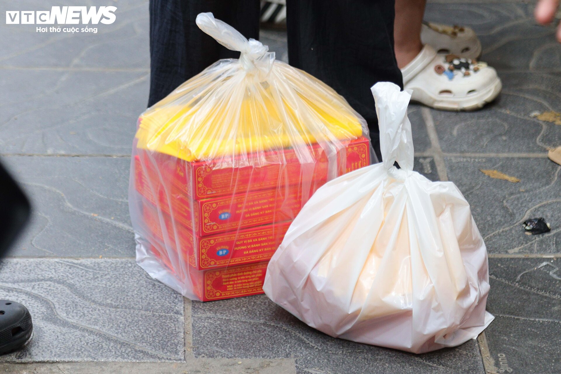 Khách nườm nượp xếp hàng chờ mua bánh trung thu truyền thống ở Hà Nội - Ảnh 13