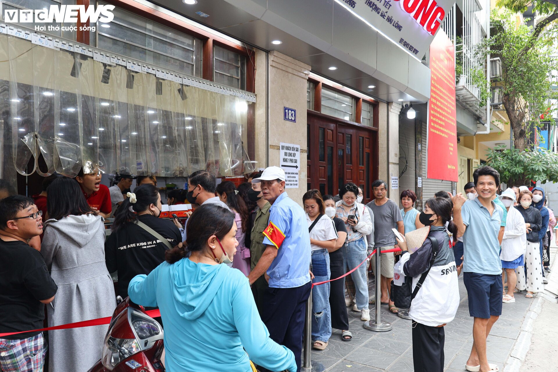 Khách nườm nượp xếp hàng chờ mua bánh trung thu truyền thống ở Hà Nội - Ảnh 2