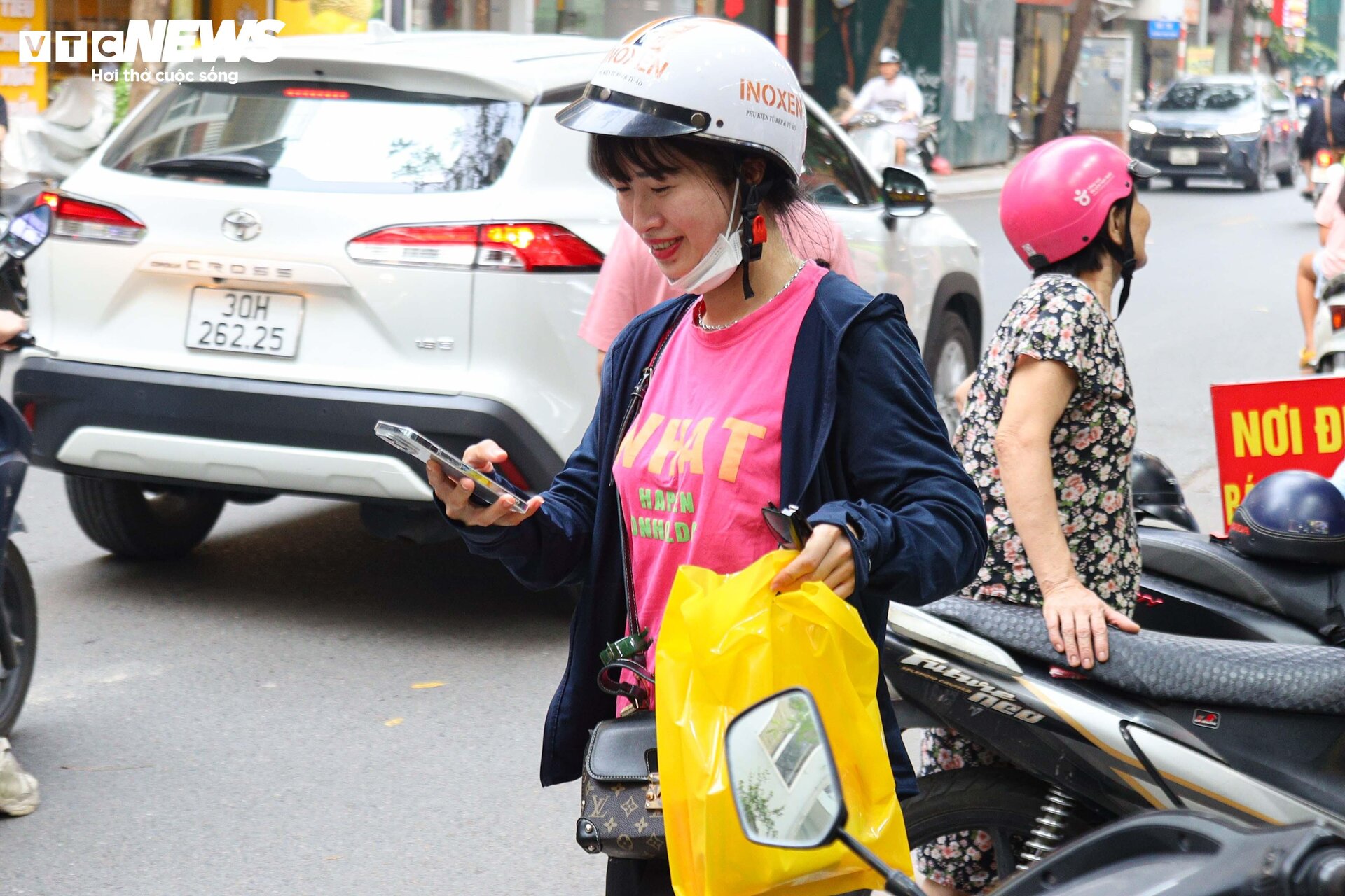 Khách nườm nượp xếp hàng chờ mua bánh trung thu truyền thống ở Hà Nội - Ảnh 15