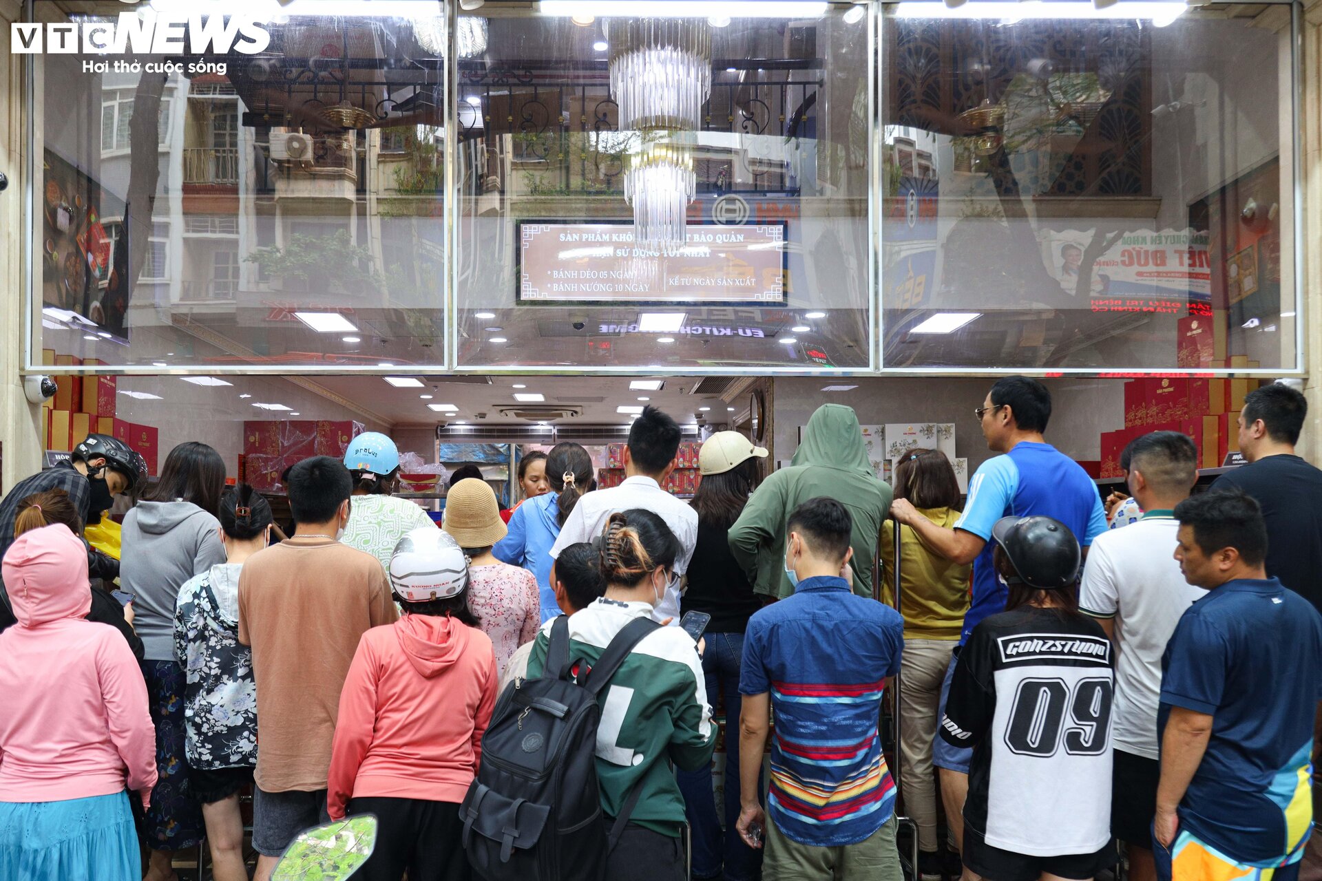 Khách nườm nượp xếp hàng chờ mua bánh trung thu truyền thống ở Hà Nội - Ảnh 10