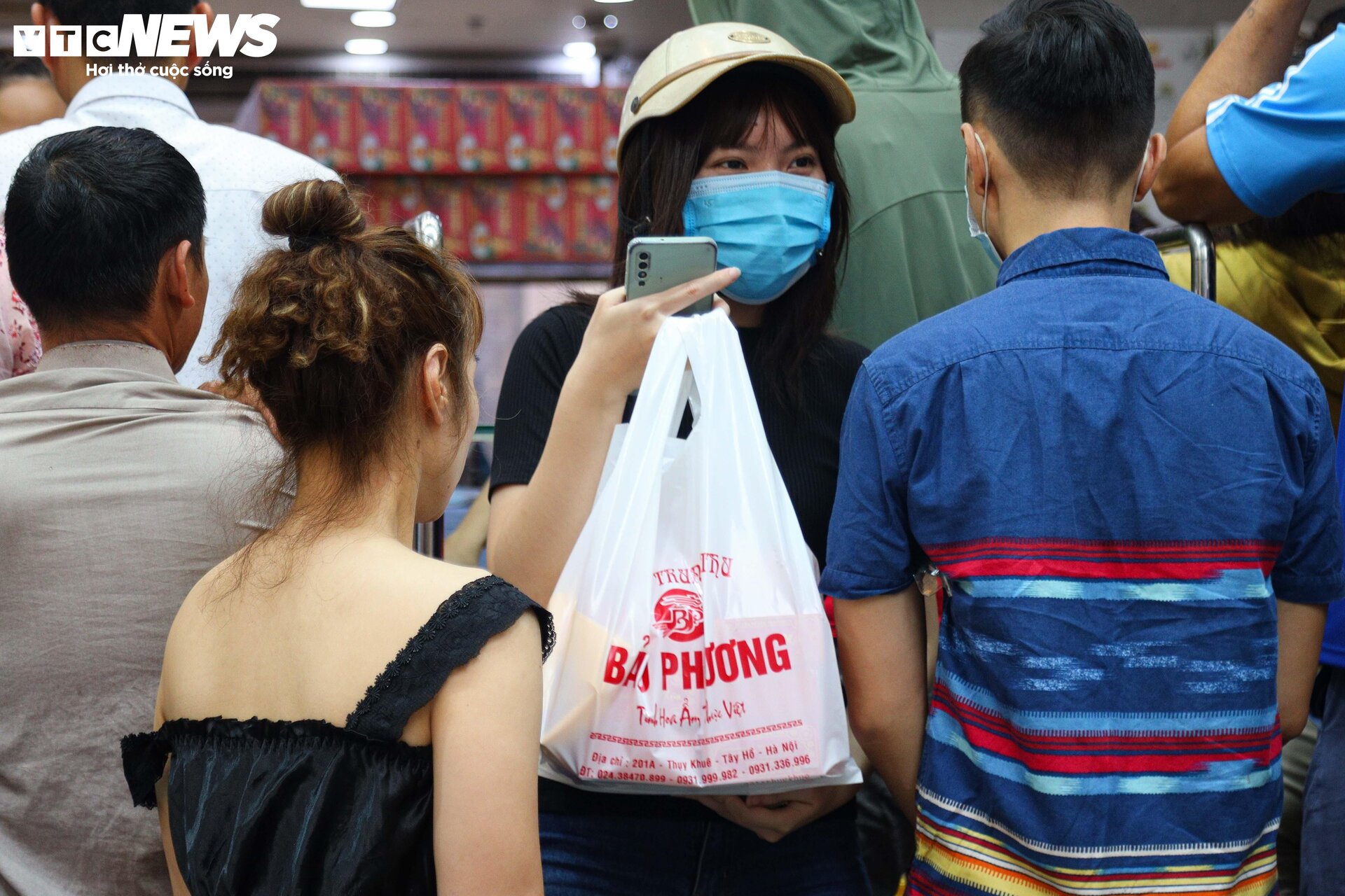 Khách nườm nượp xếp hàng chờ mua bánh trung thu truyền thống ở Hà Nội - Ảnh 16