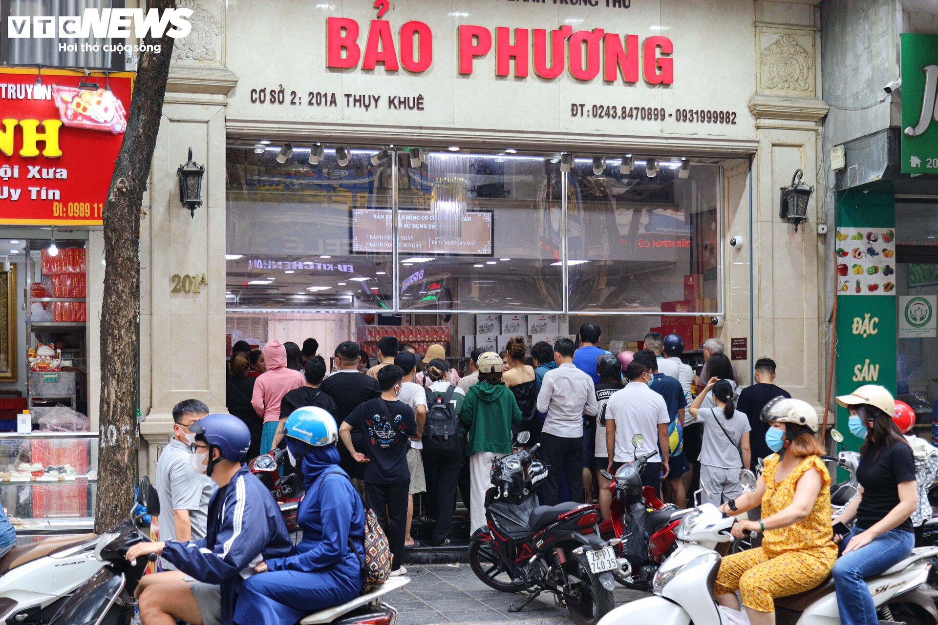 Khách nườm nượp xếp hàng chờ mua bánh trung thu truyền thống ở Hà Nội - Ảnh 8