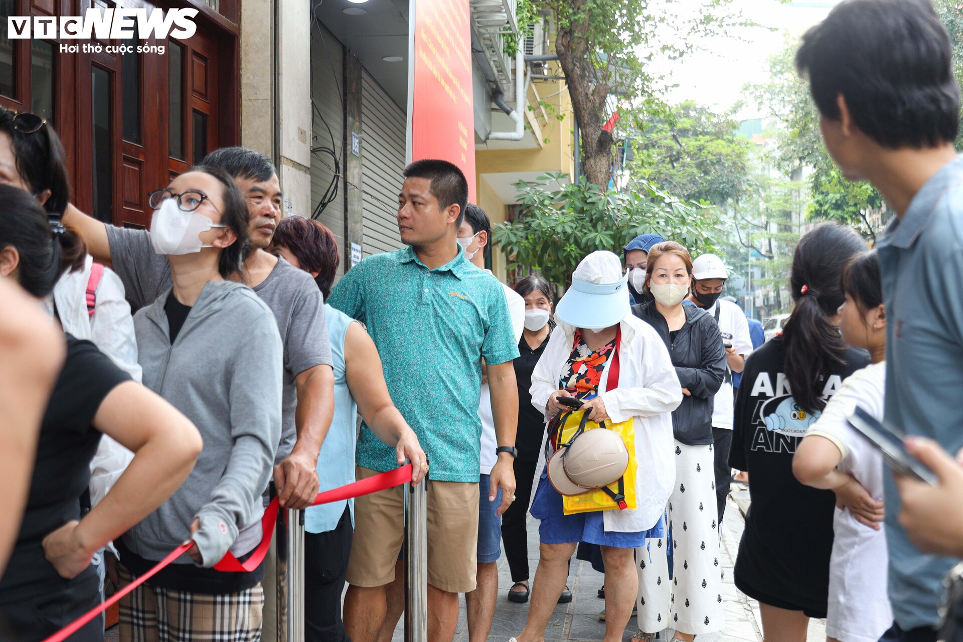 Khách nườm nượp xếp hàng chờ mua bánh trung thu truyền thống ở Hà Nội - Ảnh 3