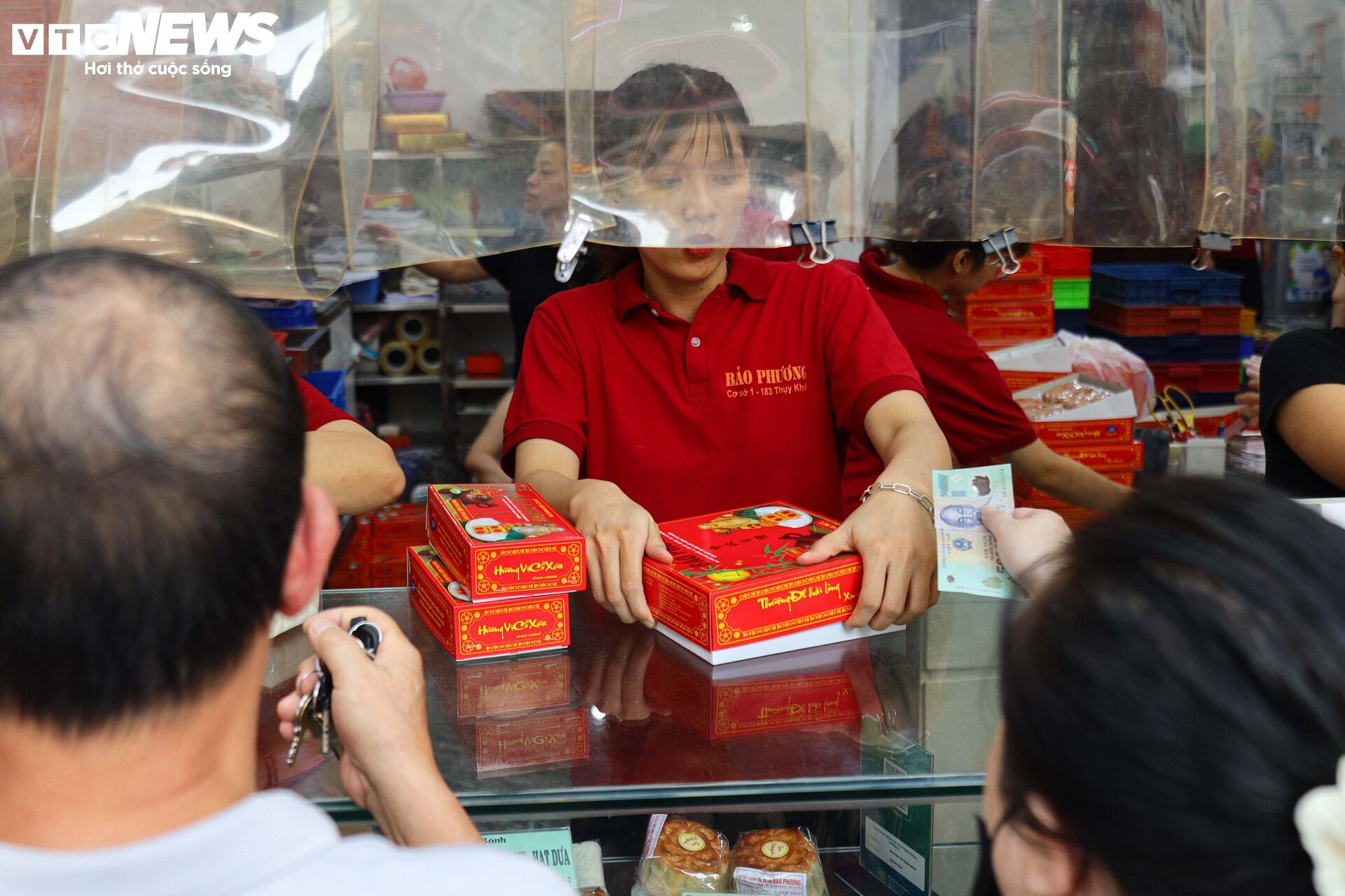 Khách nườm nượp xếp hàng chờ mua bánh trung thu truyền thống ở Hà Nội - Ảnh 6