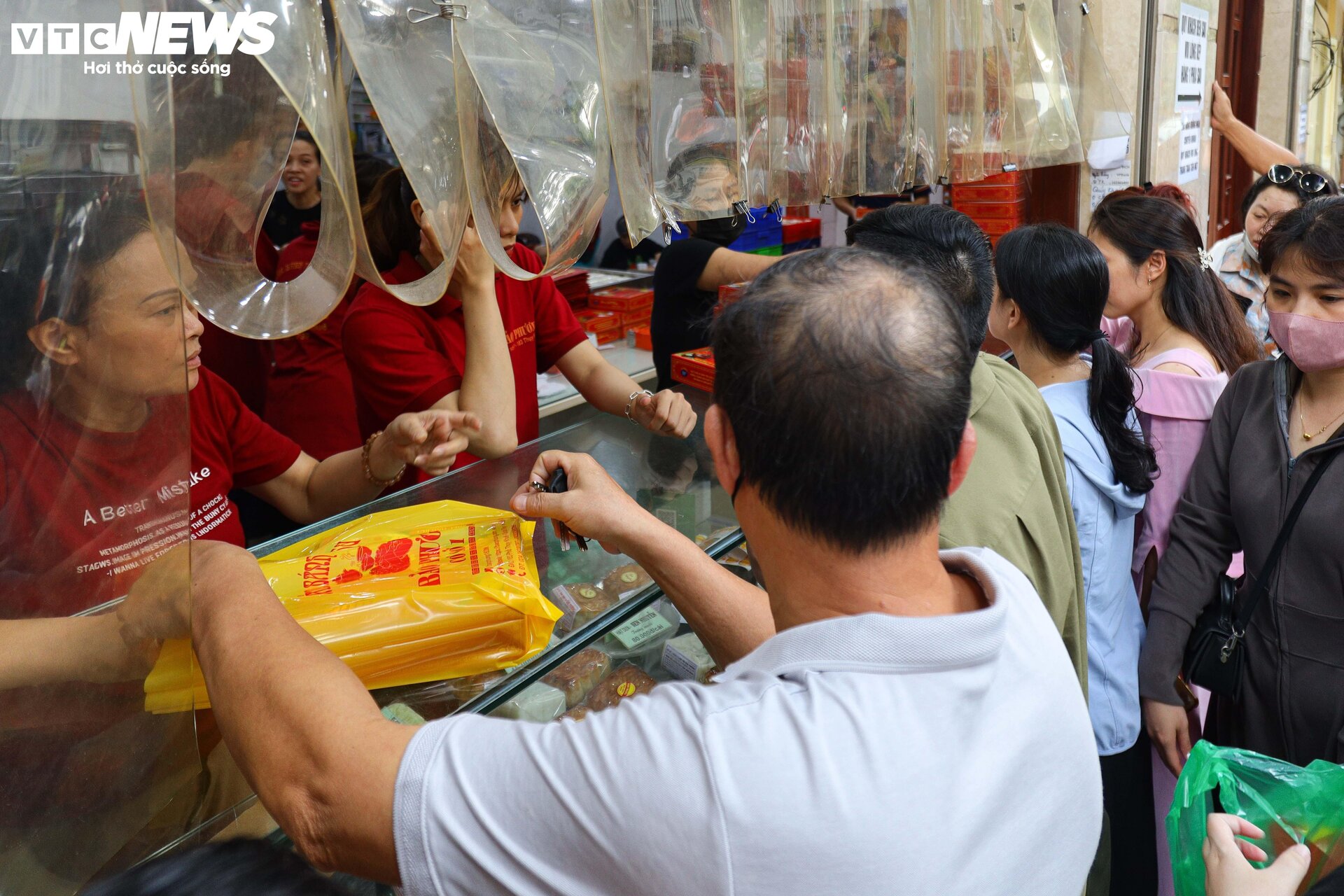 Khách nườm nượp xếp hàng chờ mua bánh trung thu truyền thống ở Hà Nội - Ảnh 7