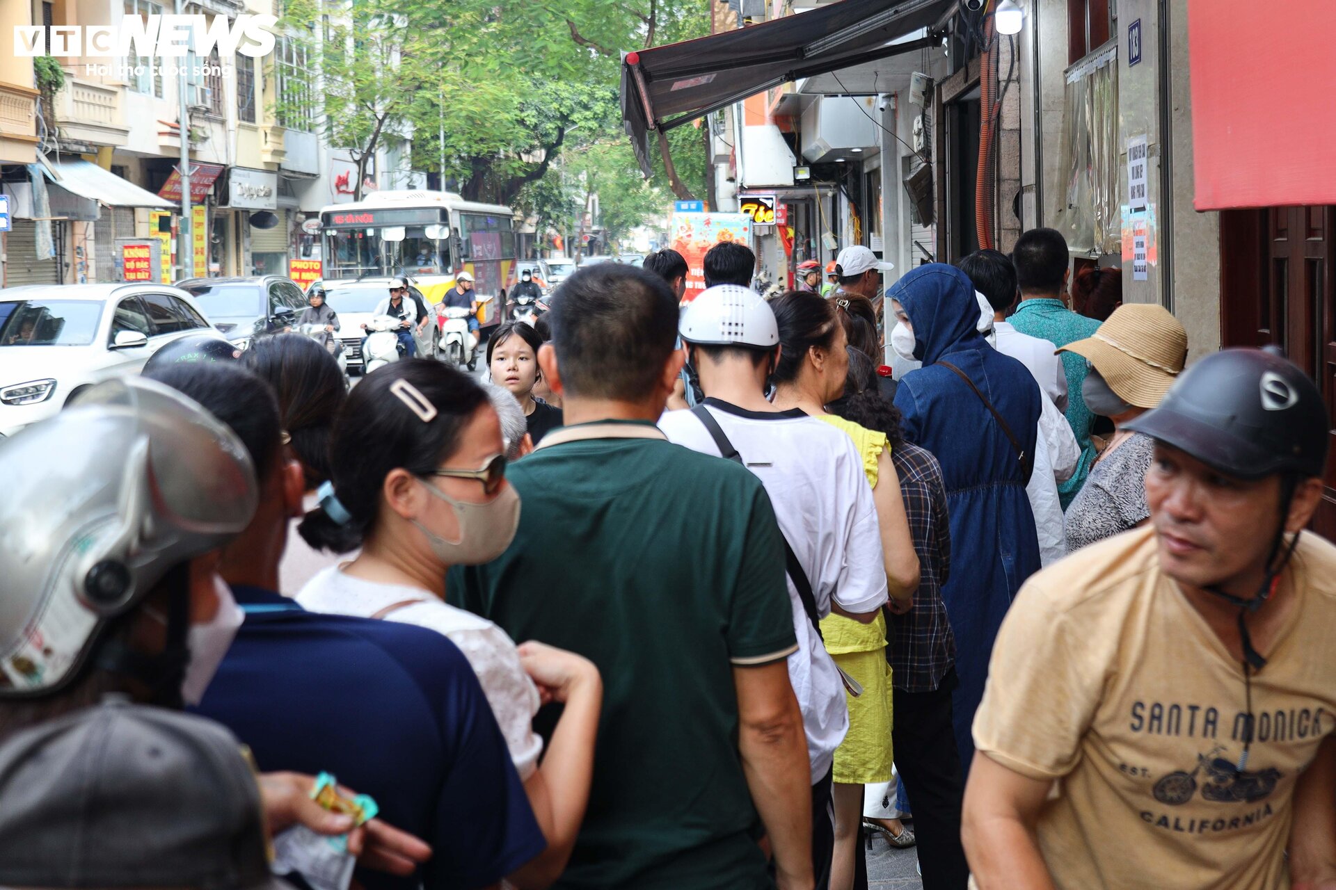 Khách nườm nượp xếp hàng chờ mua bánh trung thu truyền thống ở Hà Nội - Ảnh 4