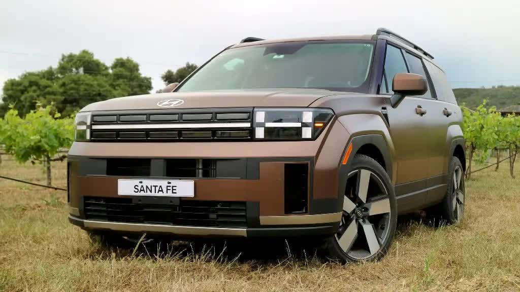 Xe hybrid mới ồ ạt về Việt Nam dịp cuối năm: Có cả SUV, sedan, minivan, có mẫu cắm sạc, đầy bình xăng-điện chạy 1.200km - Ảnh 1