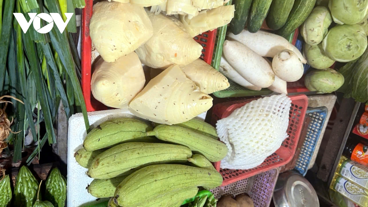 Dù giá tăng chóng mặt, thực phẩm, rau xanh tại nhiều siêu thị không còn để bán - Ảnh 2