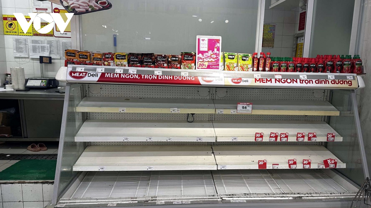 Dù giá tăng chóng mặt, thực phẩm, rau xanh tại nhiều siêu thị không còn để bán - Ảnh 5