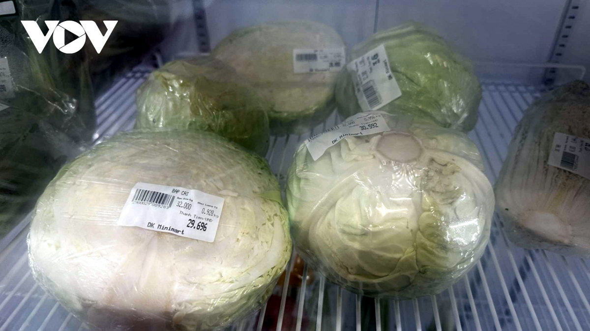 Dù giá tăng chóng mặt, thực phẩm, rau xanh tại nhiều siêu thị không còn để bán - Ảnh 8