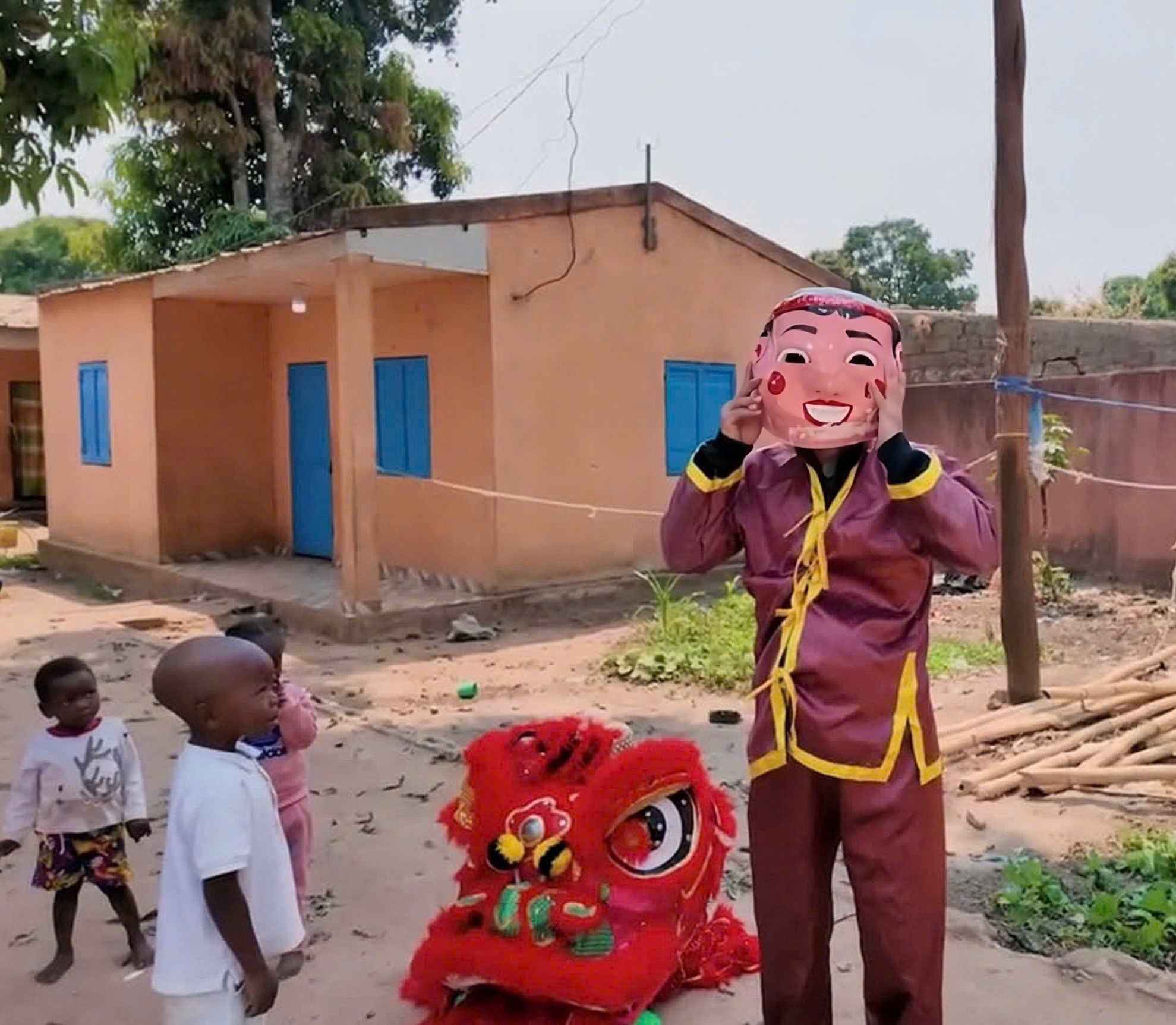 Vừa ủng hộ 300 triệu hỗ trợ đồng bào -'check Var' uy tín, team Quang Linh châu Phi tiếp tục làm một điều đặc biệt khiến ai nấy đều xúc động - Ảnh 4