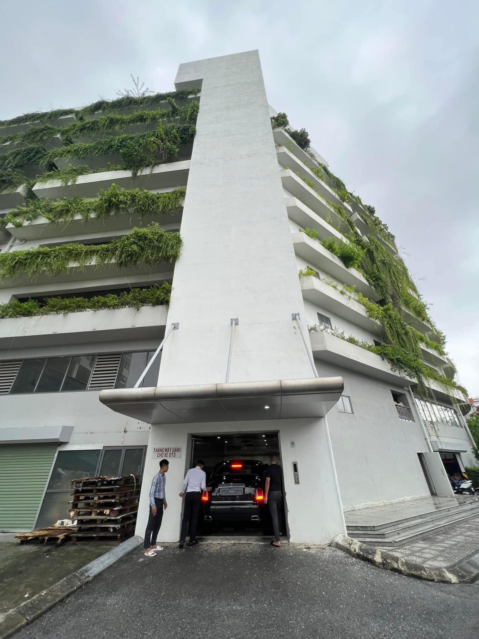 Loạt xe sang, siêu xe tại Hà Nội đi ‘chạy lụt’: Rolls-Royce, Porsche, McLaren… được đưa thang máy lên tầng cao - Ảnh 6