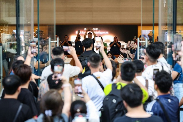 Nghỉ việc xếp hàng từ sáng để "săn" iPhone 16: Sang tay cho khách Việt lãi ngay 3 triệu mỗi chiếc - Ảnh 1