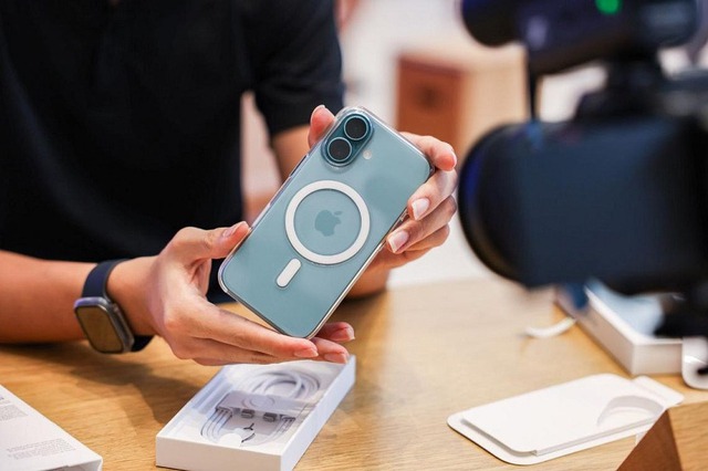 Nghỉ việc xếp hàng từ sáng để "săn" iPhone 16: Sang tay cho khách Việt lãi ngay 3 triệu mỗi chiếc - Ảnh 3