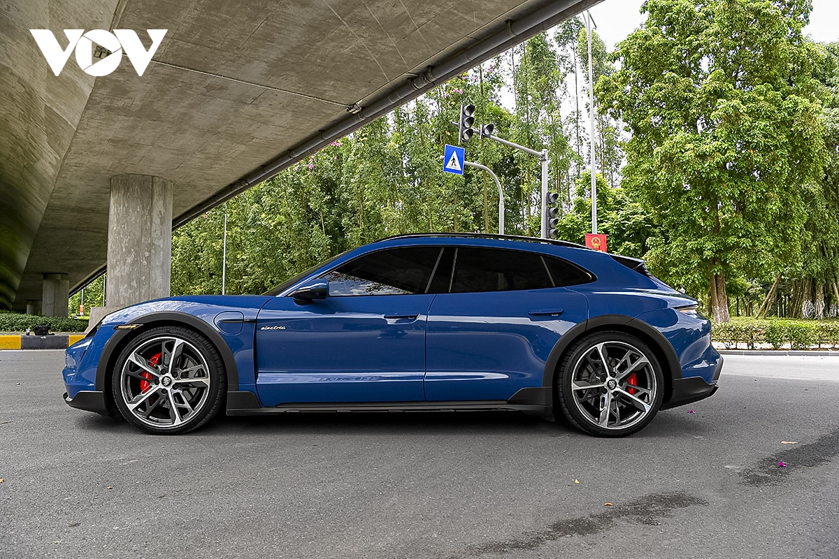 Ảnh chi tiết xe thuần điện Porsche Taycan Cross Turismo trên đường phố Việt Nam - Ảnh 2