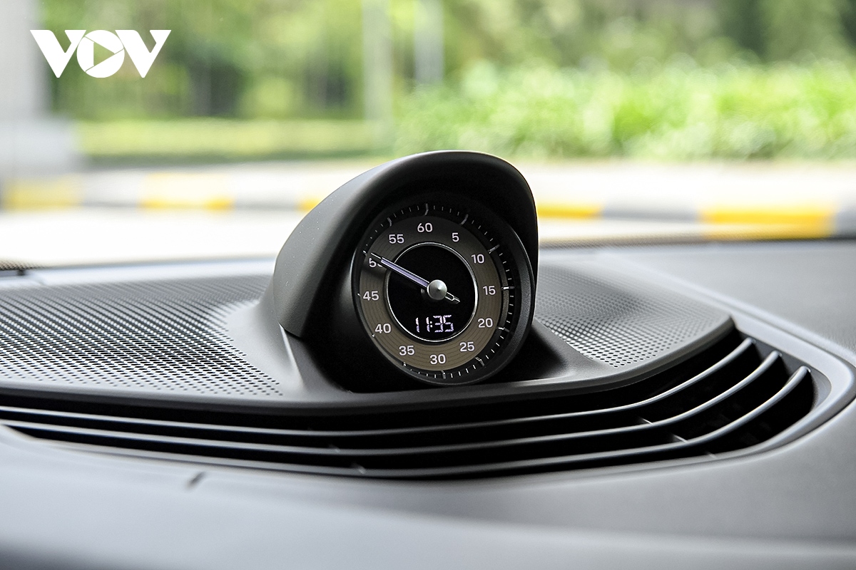 Ảnh chi tiết xe thuần điện Porsche Taycan Cross Turismo trên đường phố Việt Nam - Ảnh 13