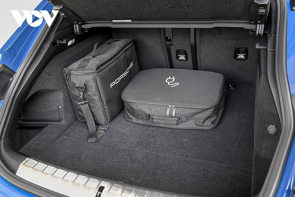 Ảnh chi tiết xe thuần điện Porsche Taycan Cross Turismo trên đường phố Việt Nam - Ảnh 9