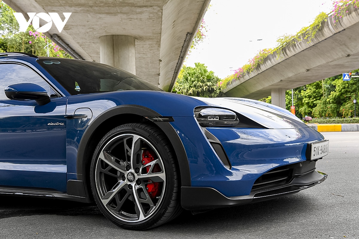 Ảnh chi tiết xe thuần điện Porsche Taycan Cross Turismo trên đường phố Việt Nam - Ảnh 4