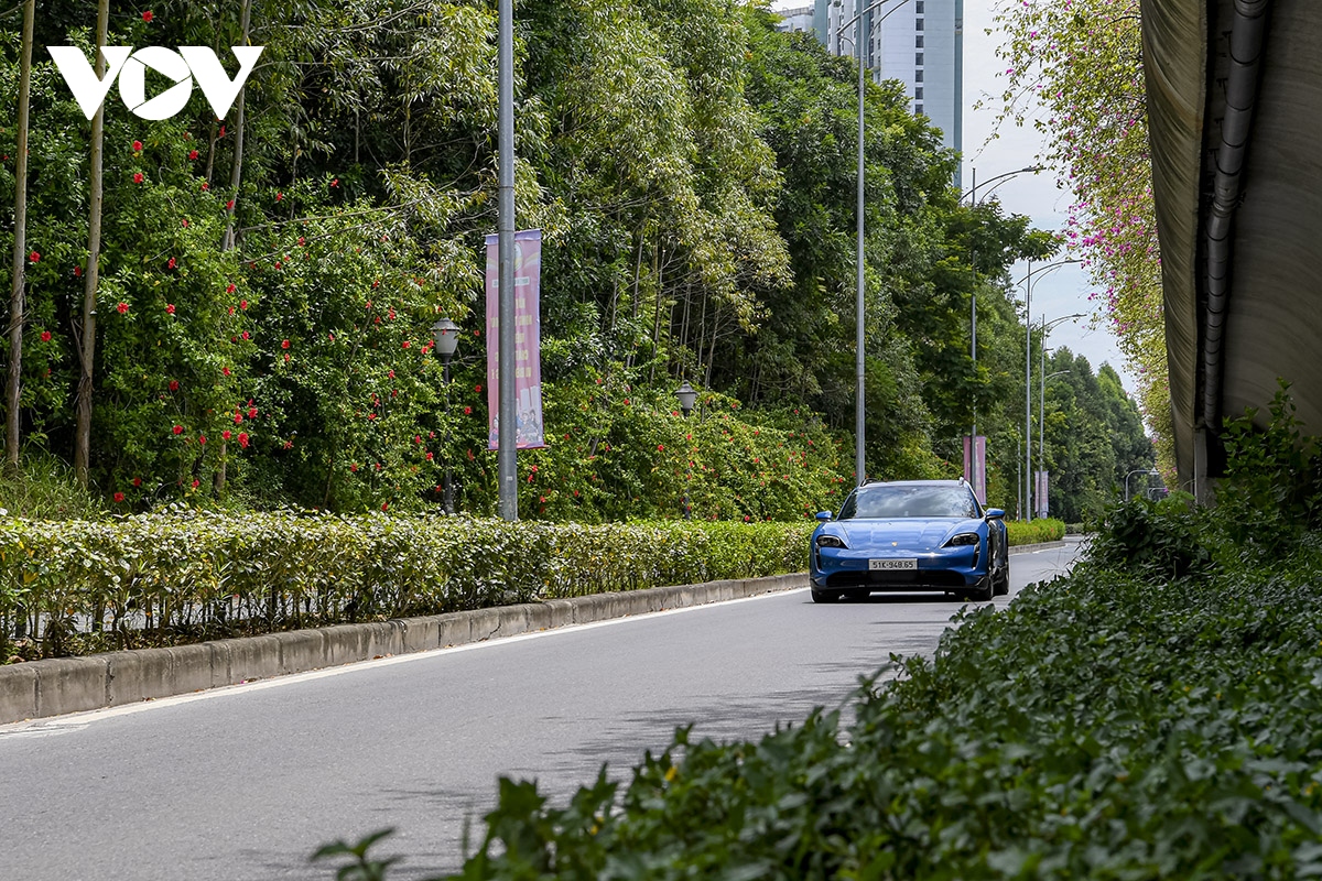 Ảnh chi tiết xe thuần điện Porsche Taycan Cross Turismo trên đường phố Việt Nam - Ảnh 3