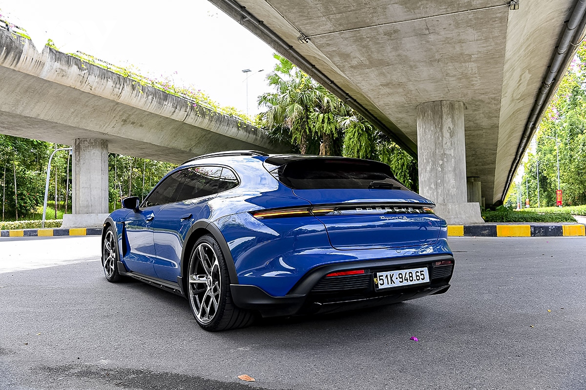 Ảnh chi tiết xe thuần điện Porsche Taycan Cross Turismo trên đường phố Việt Nam - Ảnh 5