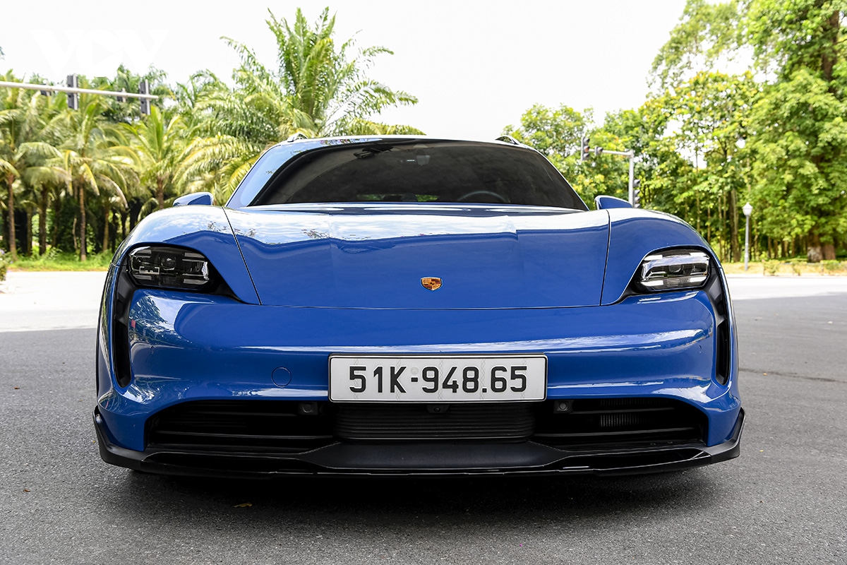 Ảnh chi tiết xe thuần điện Porsche Taycan Cross Turismo trên đường phố Việt Nam - Ảnh 1