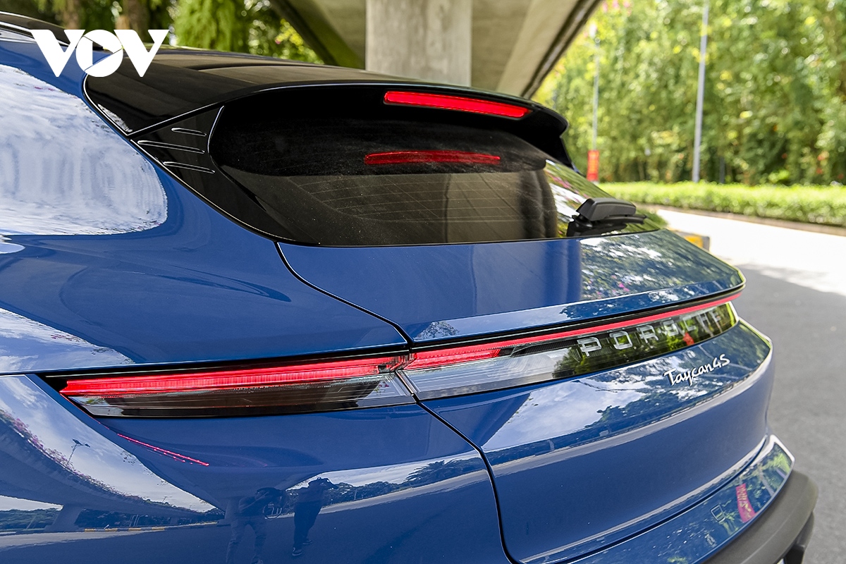 Ảnh chi tiết xe thuần điện Porsche Taycan Cross Turismo trên đường phố Việt Nam - Ảnh 7