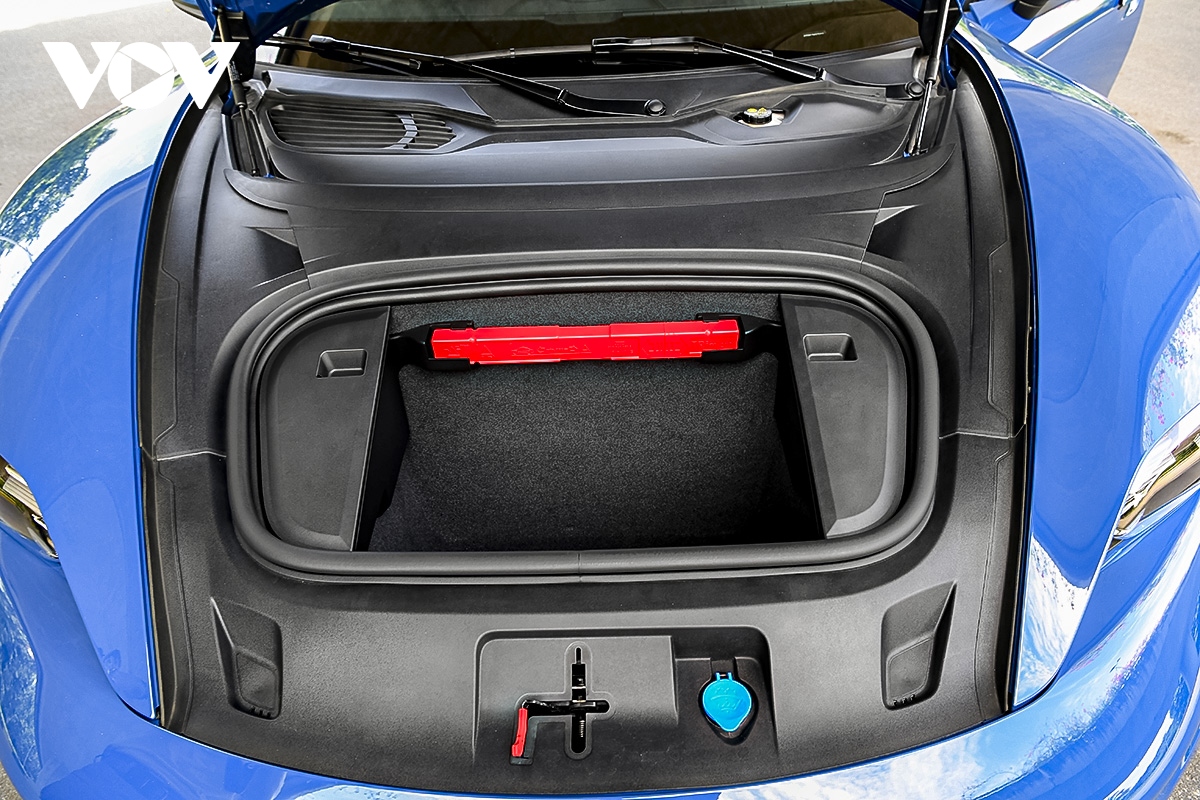 Ảnh chi tiết xe thuần điện Porsche Taycan Cross Turismo trên đường phố Việt Nam - Ảnh 15