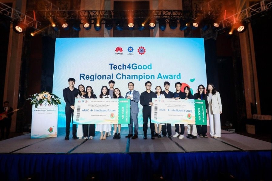 Đội sinh viên Việt Nam giành giải nhất cuộc thi khởi nghiệp Tech4Good khu vực châu Á – Thái Bình Dương nhờ dự án hỗ trợ tìm kiếm người gặp nạn trong lũ - Ảnh 1