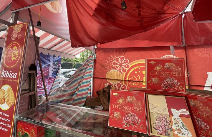 Quầy hàng vặn vẹo sau siêu bão, tiếu thương bán bánh trung 'méo mặt' vì ế hàng - Ảnh 2