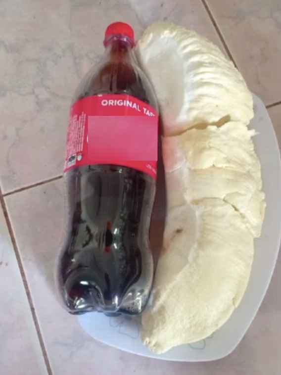 Quả sầu riêng nặng tận 23kg cần 4 người mới hái được, bổ ra lại càng giật mình với hình ảnh bên trong - Ảnh 6