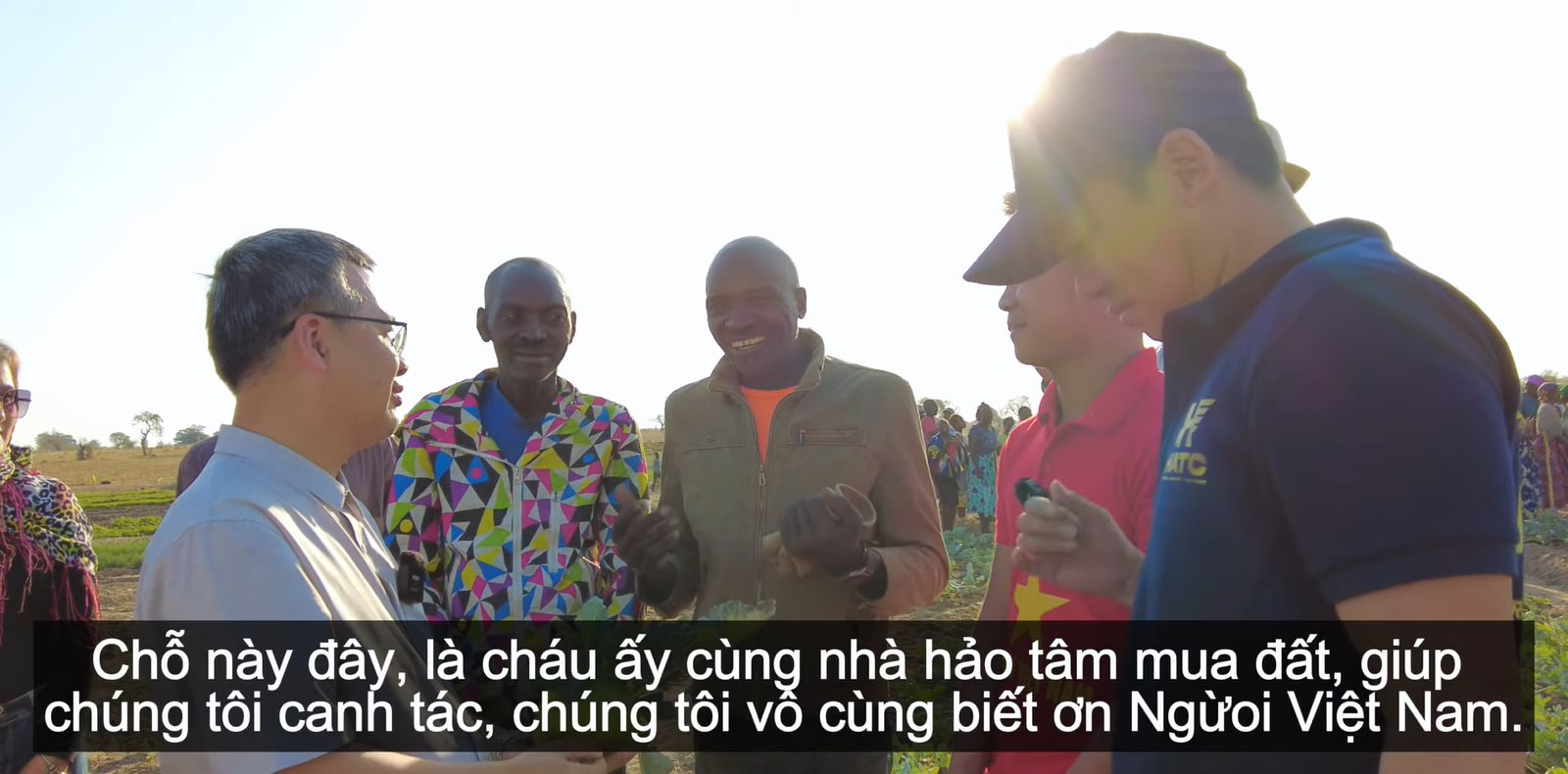 Đại sứ Việt Nam tại Angola đến thăm team Quang Linh châu Phi, ông nói một câu làm ai nấy đều xúc động - Ảnh 2